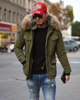 Как носить черный свитер с круглым вырезом с оливковой паркой мужчине