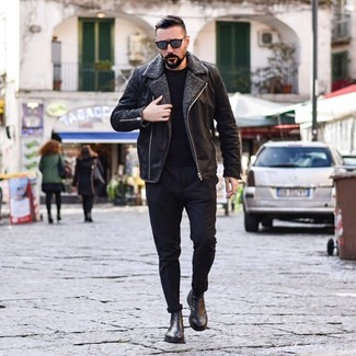 Какие короткие дубленки носить с черным свитером с круглым вырезом мужчине