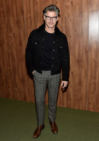 Какие короткие дубленки носить с черным свитером с круглым вырезом мужчине