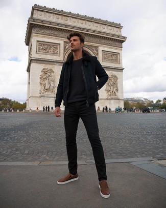 Какие короткие дубленки носить с черным свитером с круглым вырезом мужчине