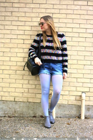 Какие шорты носить с черным свитером с круглым вырезом женщине