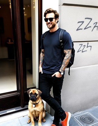 С чем носить черную футболку с круглым вырезом мужчине