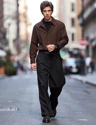 С чем носить черную футболку с круглым вырезом мужчине