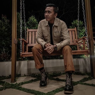 С чем носить черную футболку с круглым вырезом мужчине