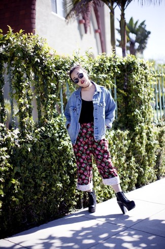 Какие джинсовые куртки носить с черным укороченным топом