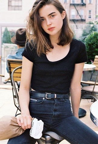 Какие джинсы носить с черным укороченным топом