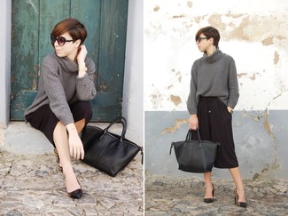 Как носить черные брюки-кюлоты с черными кожаными туфлями