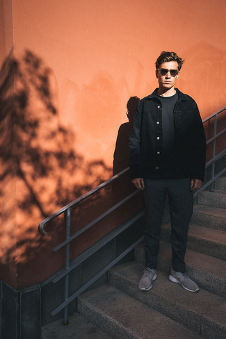 Какие кроссовки носить с черной джинсовой курткой мужчине