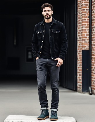 Какие повседневные ботинки носить с черной джинсовой курткой мужчине