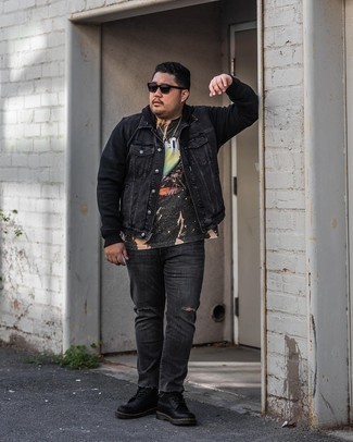Как носить черную джинсовую куртку с темно-серыми рваными джинсами мужчине