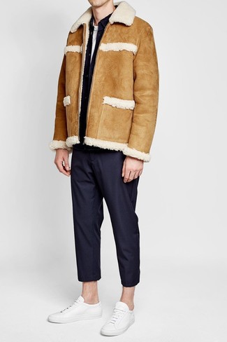 Какие классические брюки носить с черной джинсовой курткой мужчине