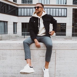 Какой худи носить с черной джинсовой курткой мужчине