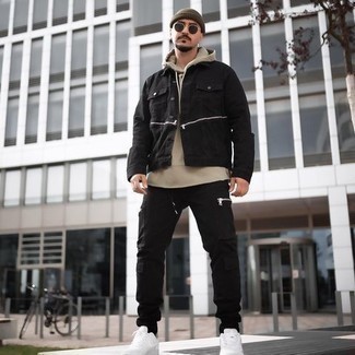 Какой худи носить с черной джинсовой курткой мужчине