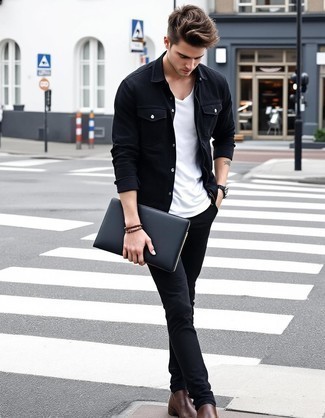 С чем носить черную джинсовую куртку мужчине