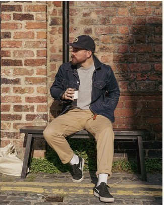 С чем носить черную джинсовую куртку мужчине