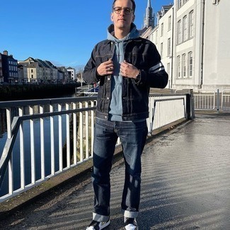 С чем носить черную джинсовую куртку мужчине