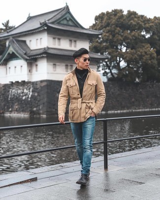 Как носить черную джинсовую куртку с темно-синими рваными джинсами мужчине