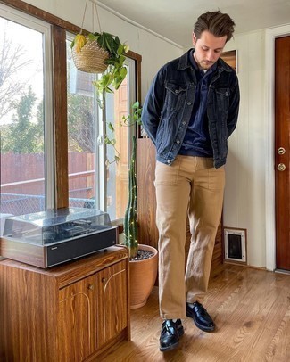 Какие футболки-поло носить с черной джинсовой курткой мужчине