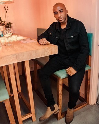 Какие зауженные джинсы носить с черной джинсовой курткой мужчине