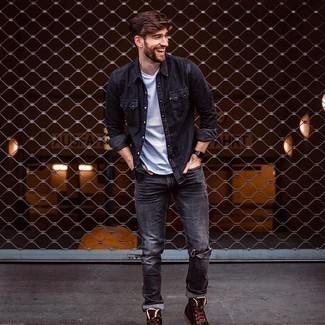 Какие джинсы носить с черной джинсовой рубашкой мужчине