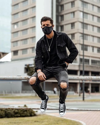 Какие джинсы носить с черной джинсовой рубашкой мужчине