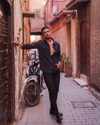 Какие джинсы носить с черной джинсовой рубашкой мужчине