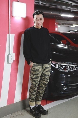 Какие брюки карго носить с черными туфлями дерби