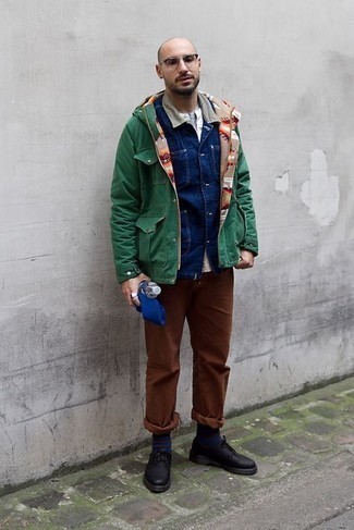 Какие полевые куртки носить с черными туфлями дерби