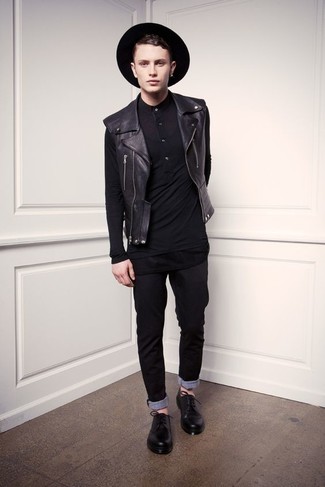 Какие футболки-поло носить с черными туфлями дерби