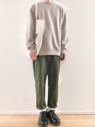 Какие свитшоты носить с черными туфлями дерби