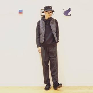 Какие куртки без рукавов носить с черными ботинками дезертами