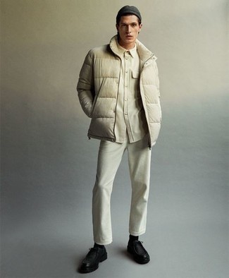 Какие куртки-пуховики носить с черными ботинками дезертами