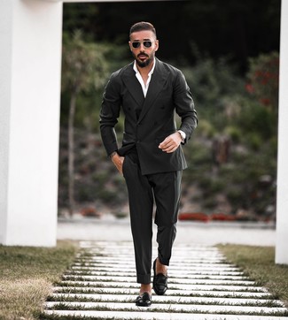 Как носить черный двубортный пиджак с черными кожаными монками с двумя ремешками