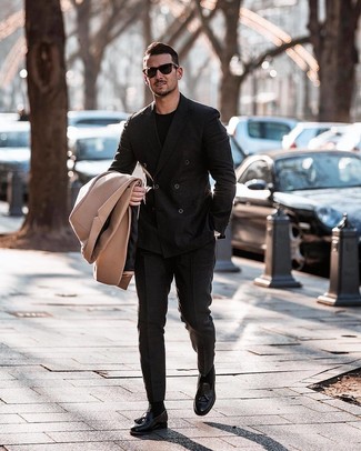 Как носить черный двубортный пиджак с светло-коричневым длинным пальто