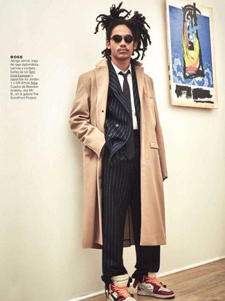 Какие высокие кеды носить с черным двубортным пиджаком мужчине