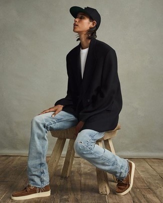 Как носить черный двубортный пиджак с голубыми рваными джинсами мужчине