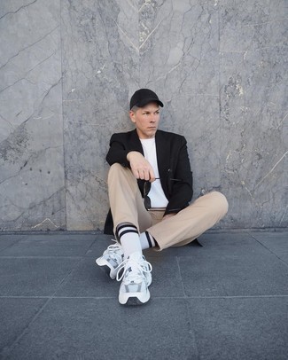 Как носить черный двубортный пиджак с серебряными кроссовками мужчине