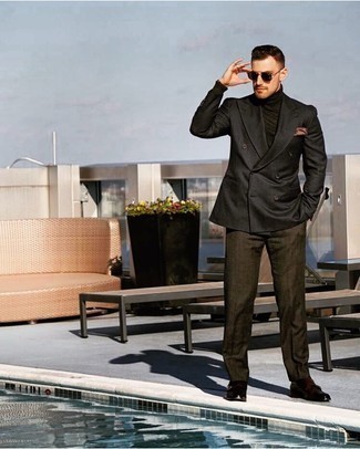 Какие водолазки носить с черным двубортным пиджаком мужчине