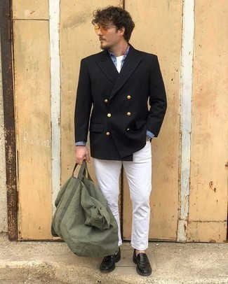 Как носить черный двубортный пиджак с белыми джинсами мужчине