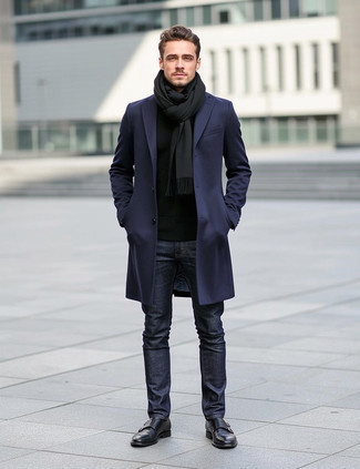 Какие свитера с круглым вырезом носить с черными монками с двумя ремешками