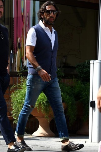 Какие трикотажные жилеты носить с черными монками с двумя ремешками