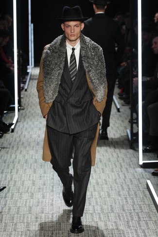 С чем носить черные классические ботинки мужчине