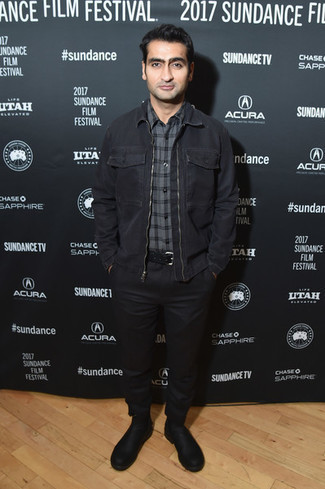 Как носить черные классические брюки с черной джинсовой курткой мужчине