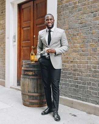 Как носить черные классические брюки с серым пиджаком мужчине