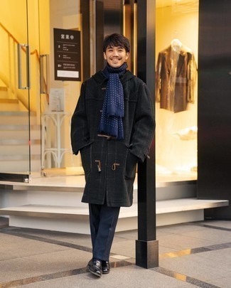 Какие классические брюки носить с черным дафлкотом мужчине