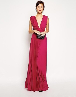 С чем носить черную сумку с украшением женщине