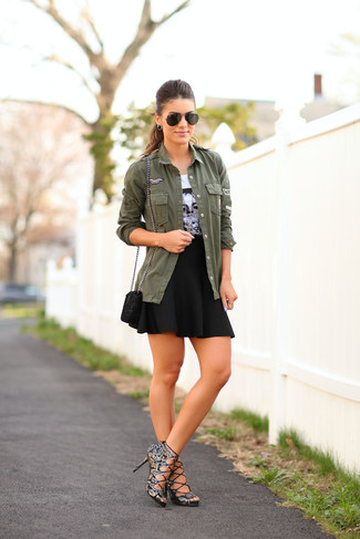 С чем носить черную сумку с украшением женщине