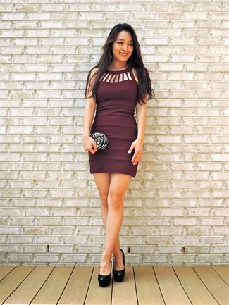 С чем носить черную сумку с украшением женщине