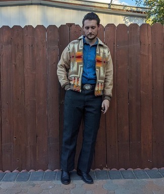 С чем носить черный кожаный ремень с украшением мужчине