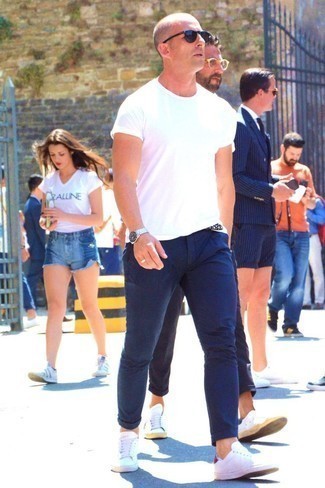 С чем носить черный кожаный ремень с украшением мужчине